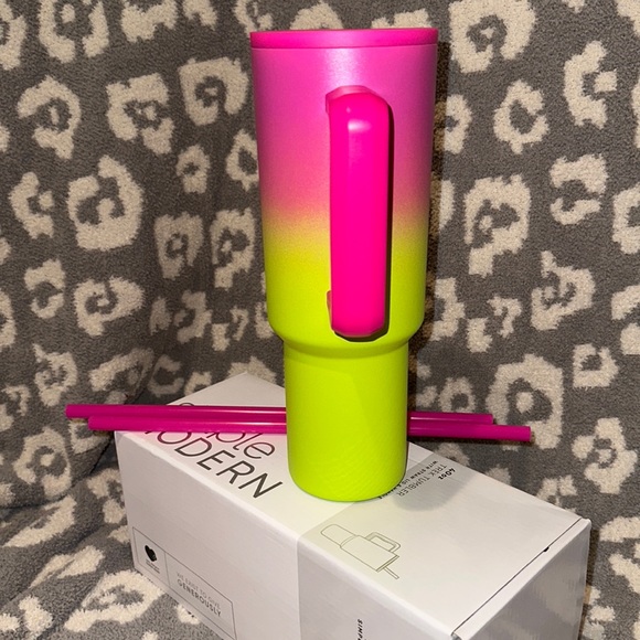 New Simple Modern 40oz TREK Tumbler in Rodeo Drive 😍 - Picture 6 of 17